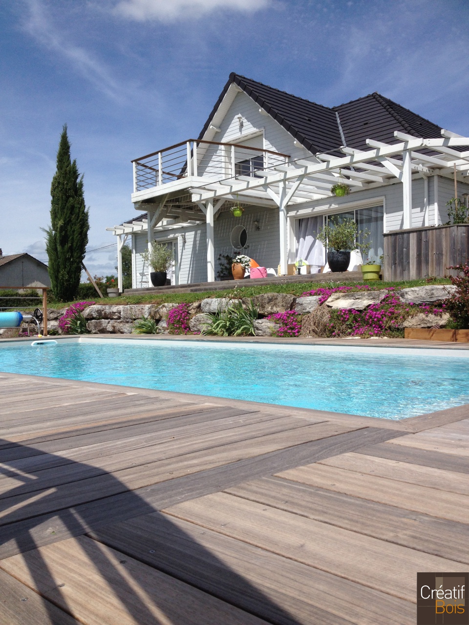 Plage de piscine en Padouk et Piscine Bois VARETZ - 19 Corrèze Plage de piscine en Padouk et Piscine Bois VARETZ - 19 Corrèze