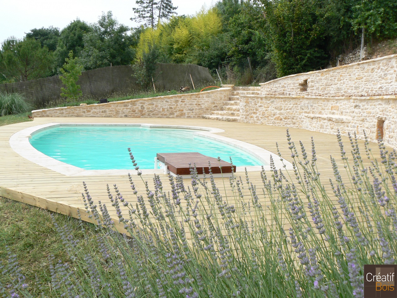Plage de piscine avec Margelles en Pin Rouge du Nord ESPERE - Lot 46 Plage de piscine avec Margelles en Pin Rouge du Nord ESPERE - Lot 46