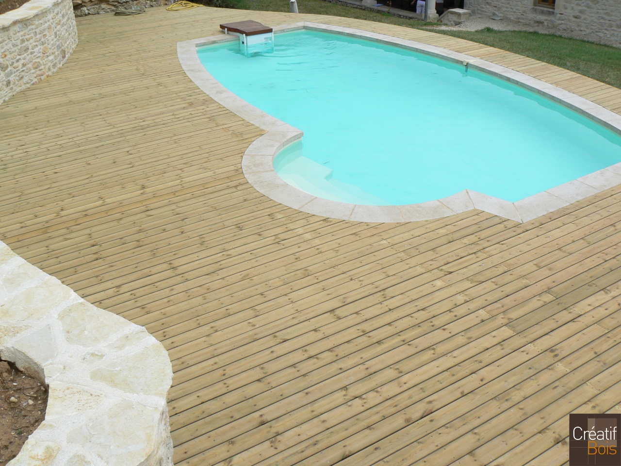 Plage de piscine avec Margelles en Pin Rouge du Nord ESPERE - Lot 46 Plage de piscine avec Margelles en Pin Rouge du Nord ESPERE - Lot 46