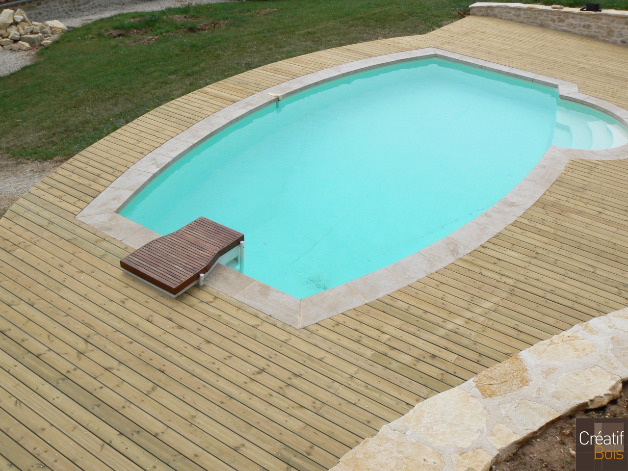 Plage de piscine avec Margelles en Pin Rouge du Nord ESPERE - Lot 46 Plage de piscine avec Margelles en Pin Rouge du Nord ESPERE - Lot 46