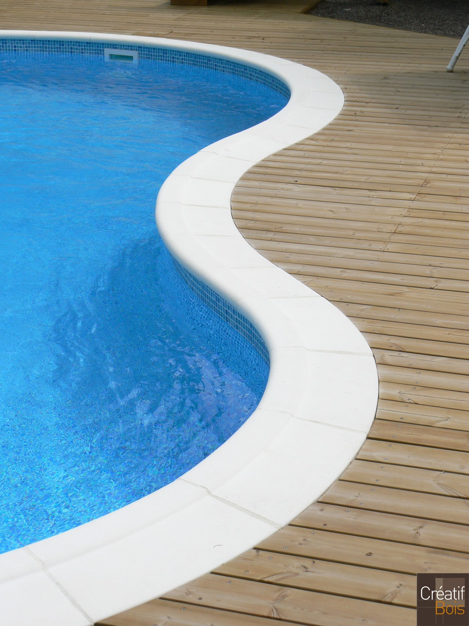 Plage de piscine forme libre avec Margelles en Pin Rouge du Nord LANZAC - Lot 46 Plage de piscine forme libre avec Margelles en Pin Rouge du Nord LANZAC - Lot 46