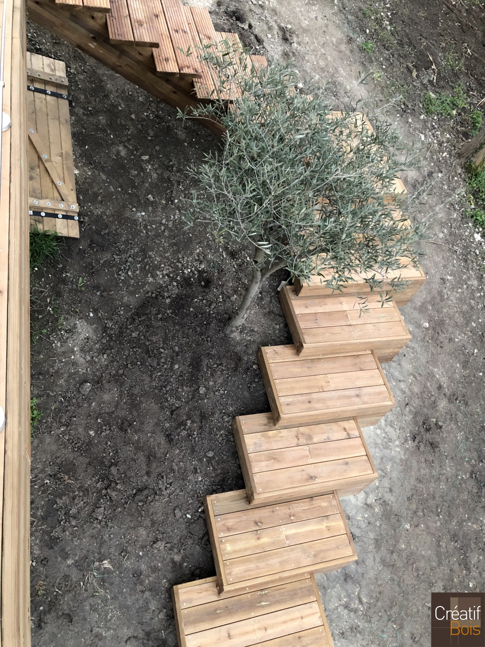 Escalier en Pin Rouge du Nord - COSNAC - 19 Corrèze Escalier en Pin Rouge du Nord - COSNAC - 19 Corrèze