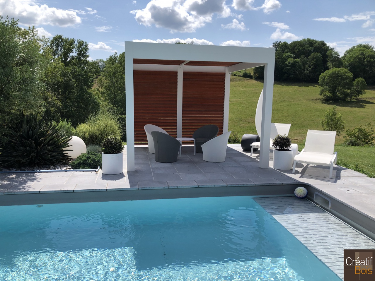 Pergola avec lames en bois Padouk - VARETZ - 19 Corrèze   Pergola avec lames en bois Padouk - VARETZ - 19 Corrèze