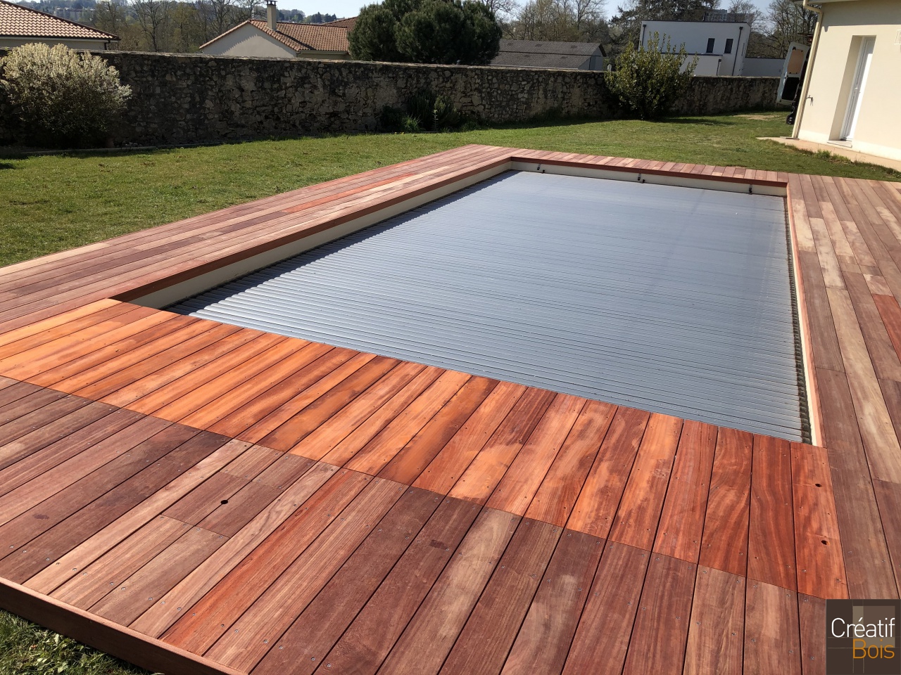 Plage de piscine en Padouk avec volet roulant immergé - CONDAT SUR VIENNE - 87 Haute Vienne Plage de piscine en Padouk avec volet roulant immergé - CONDAT SUR VIENNE - 87 Haute Vienne