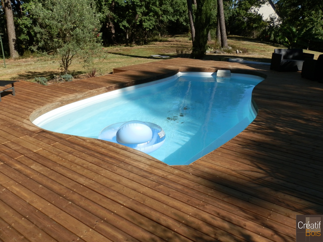 Plage de piscine forme libre en Pin Rouge du Nord Plage de piscine forme libre en Pin Rouge du Nord