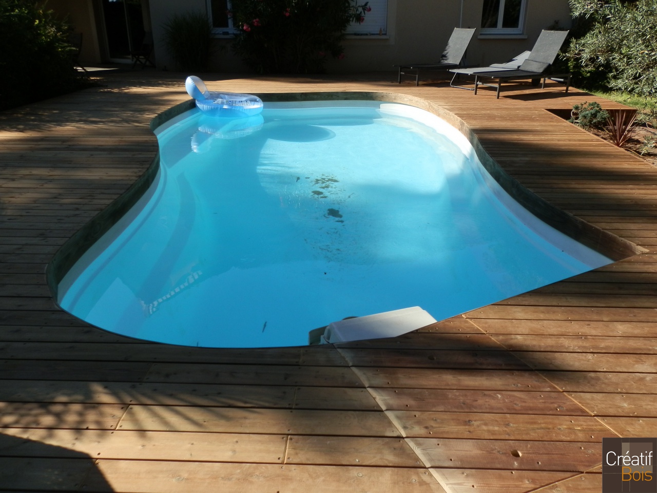 Plage de piscine forme libre en Pin Rouge du Nord Plage de piscine forme libre en Pin Rouge du Nord