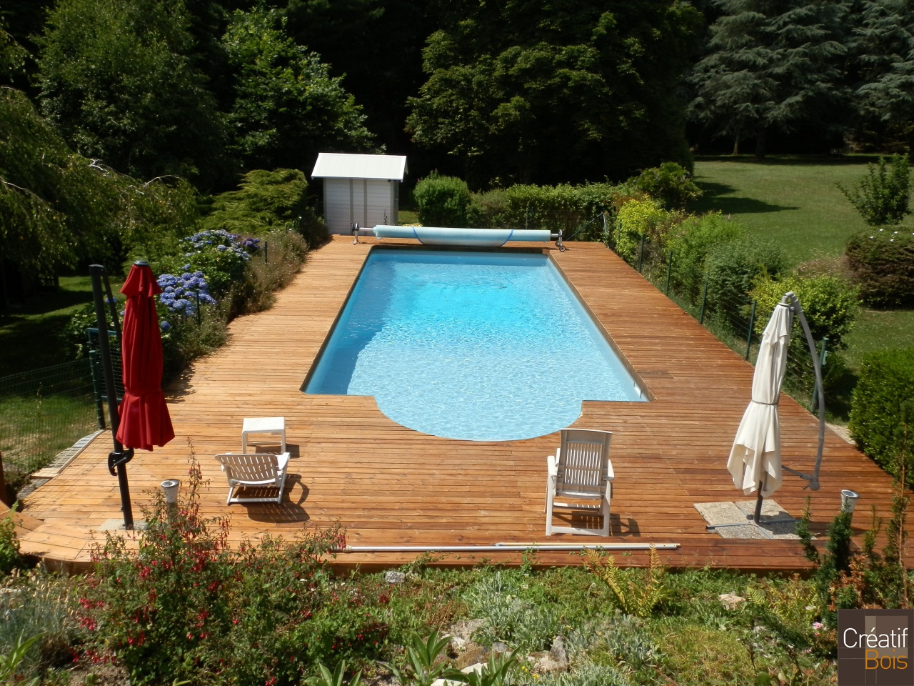 Plage de piscine avec accès roman en Pin Rouge du Nord Plage de piscine avec accès roman en Pin Rouge du Nord