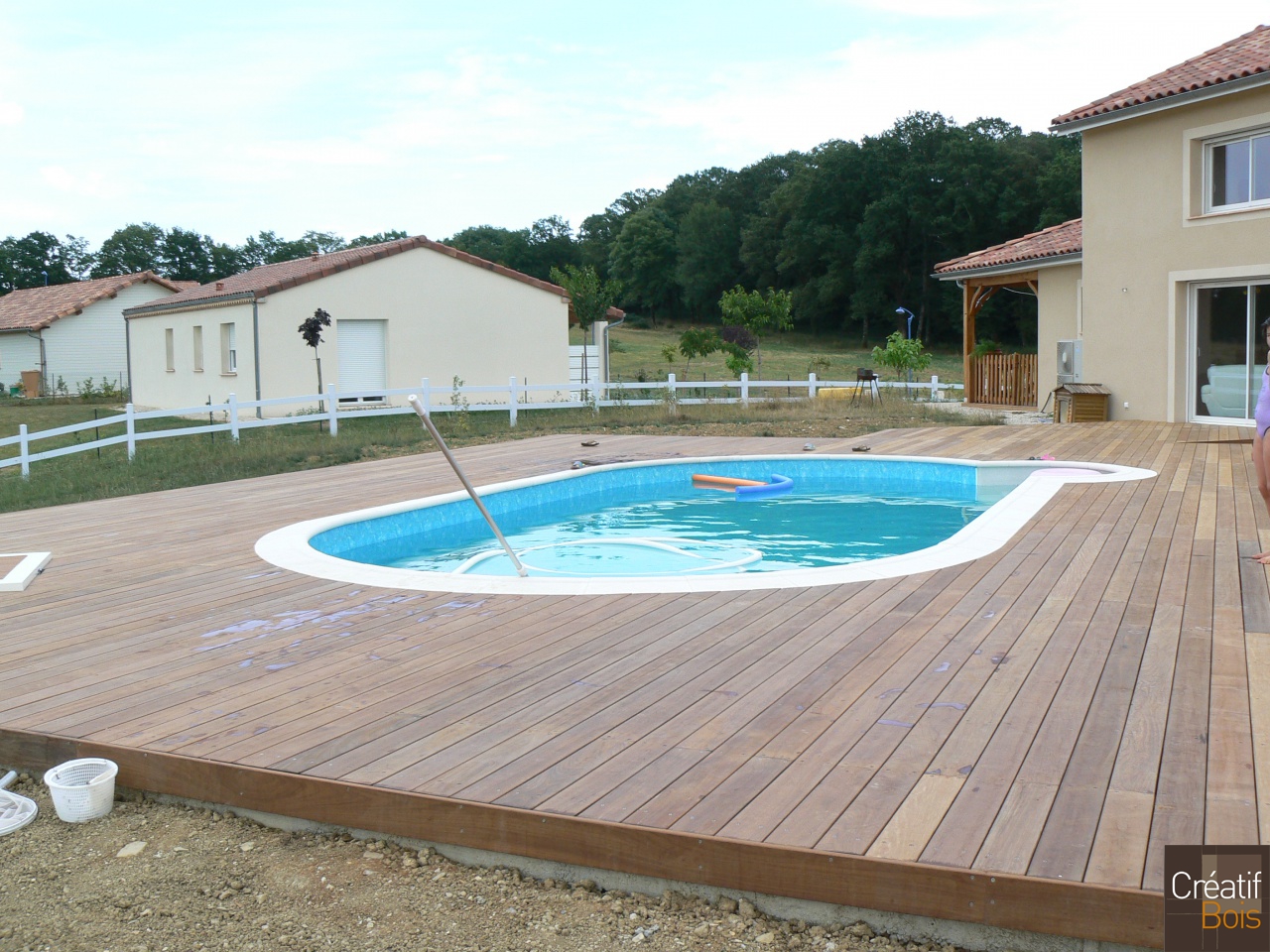 Plage de piscine ovale en Ipé avec Margelles en Pierre ALVIGNAC - Lot 46 Plage de piscine ovale en Ipé avec Margelles en Pierre ALVIGNAC - Lot 46