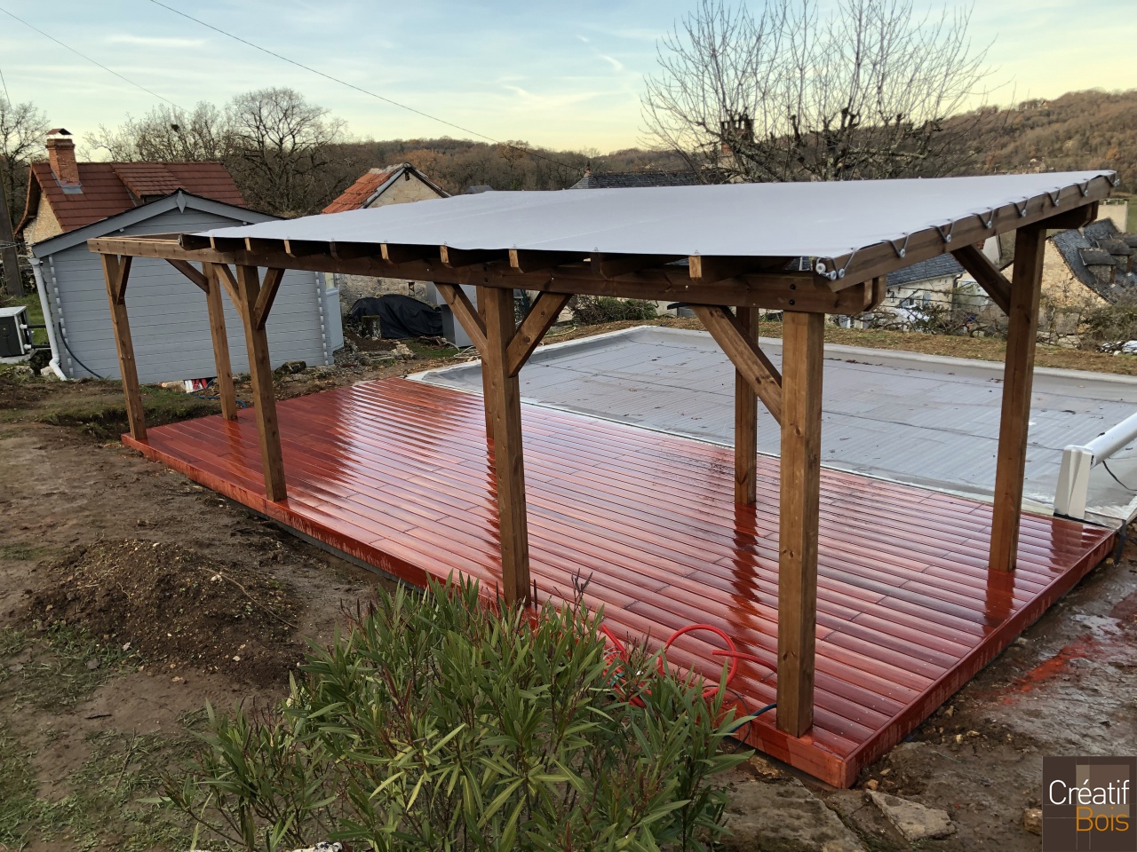 Pergola en Pin Rouge du Nord avec Toile Amovible et Imperméable sur Plage de Piscine en Padouk - SARRAZAC - 46 Lot  Pergola en Pin Rouge du Nord avec Toile Amovible et Imperméable sur Plage de Piscine en Padouk - SARRAZAC - 46 Lot