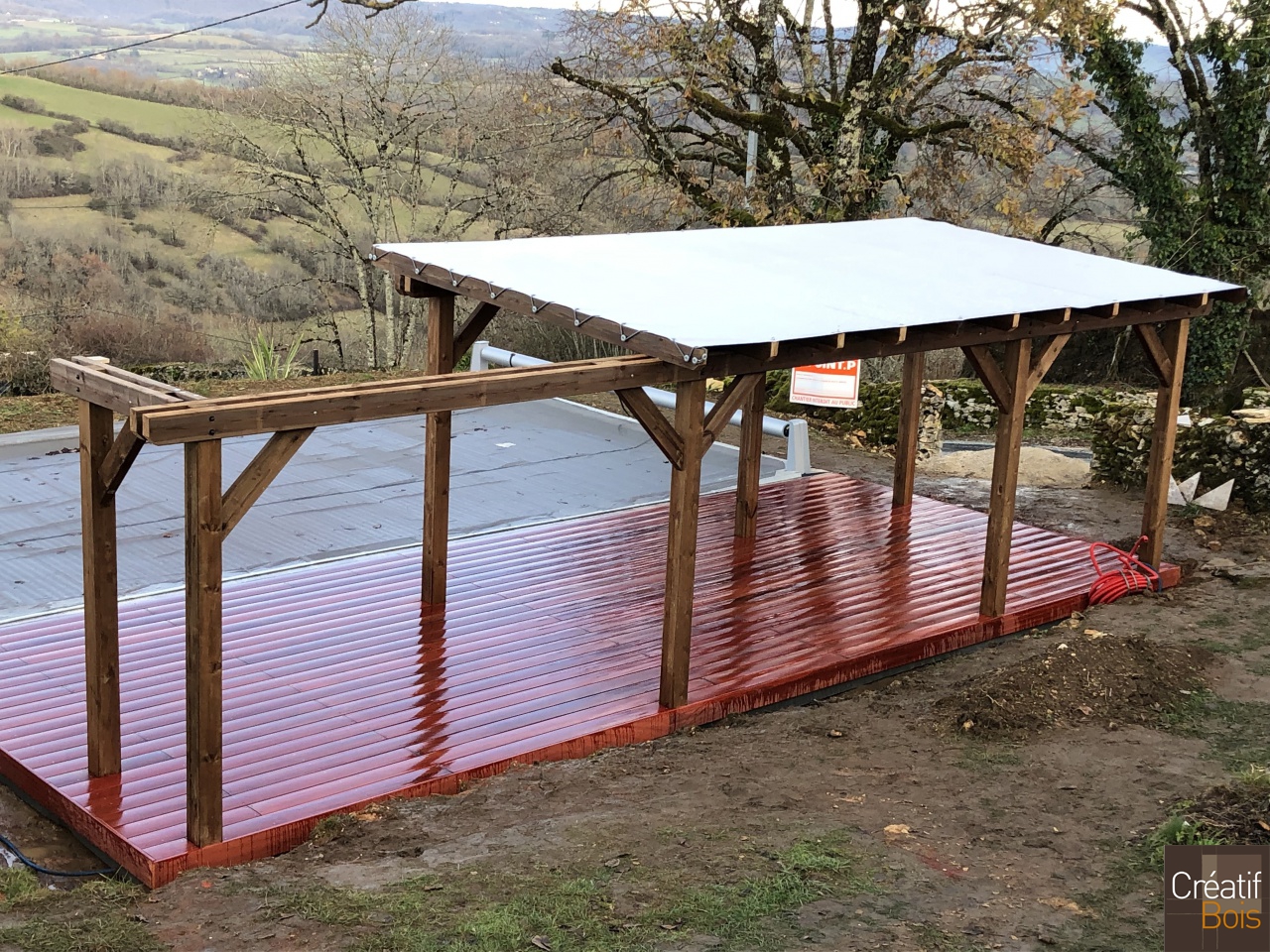 Pergola en Pin Rouge du Nord avec Toile Amovible et Imperméable sur Plage de Piscine en Padouk - SARRAZAC - 46 Lot  Pergola en Pin Rouge du Nord avec Toile Amovible et Imperméable sur Plage de Piscine en Padouk - SARRAZAC - 46 Lot