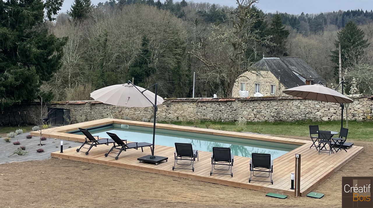 Plage de piscine en Pin Rouge du Nord et Parasols Alexander Rose LA ROCHE CANILLAC - 19 Corrèze Plage de piscine en Pin Rouge du Nord et Parasols Alexander Rose LA ROCHE CANILLAC - 19 Corrèze