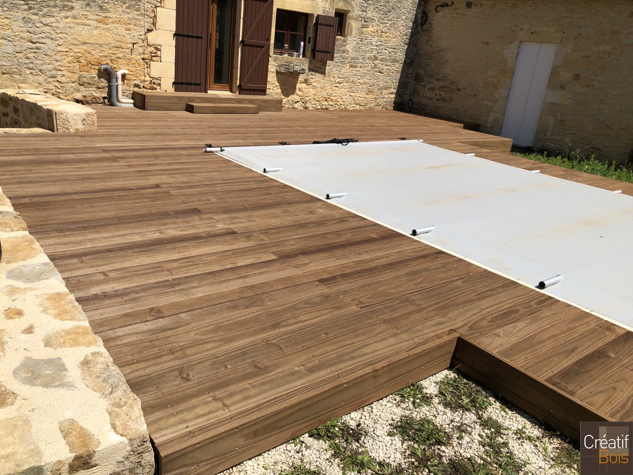 Plage de piscine en Pin de Caroline - ARCHIGNAC - 24 Dordogne Plage de piscine en Pin de Caroline - ARCHIGNAC - 24 Dordogne