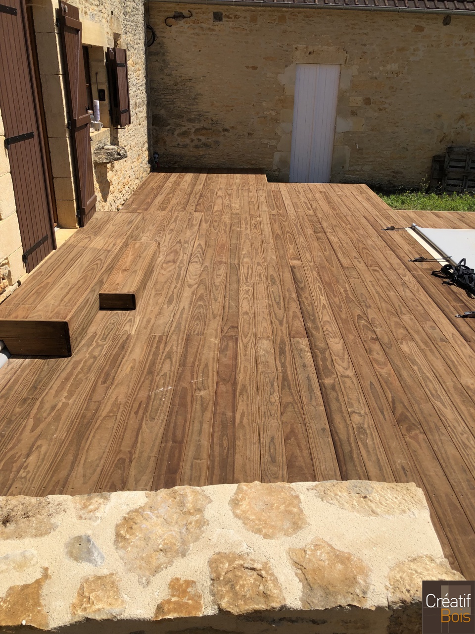 Plage de piscine en Pin de Caroline - ARCHIGNAC - 24 Dordogne Plage de piscine en Pin de Caroline - ARCHIGNAC - 24 Dordogne