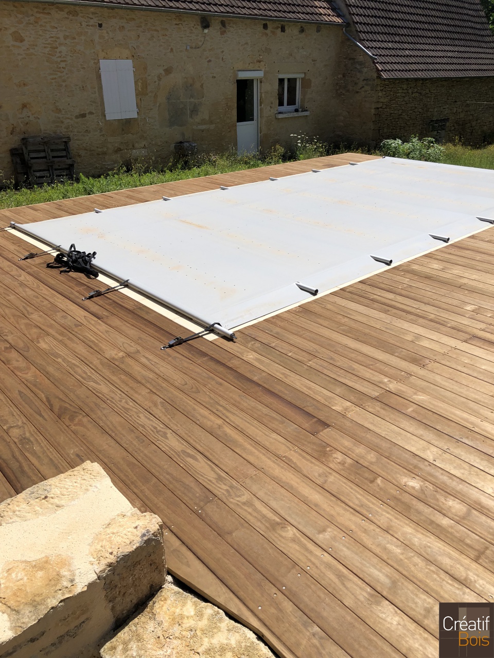 Plage de piscine en Pin de Caroline - ARCHIGNAC - 24 Dordogne Plage de piscine en Pin de Caroline - ARCHIGNAC - 24 Dordogne