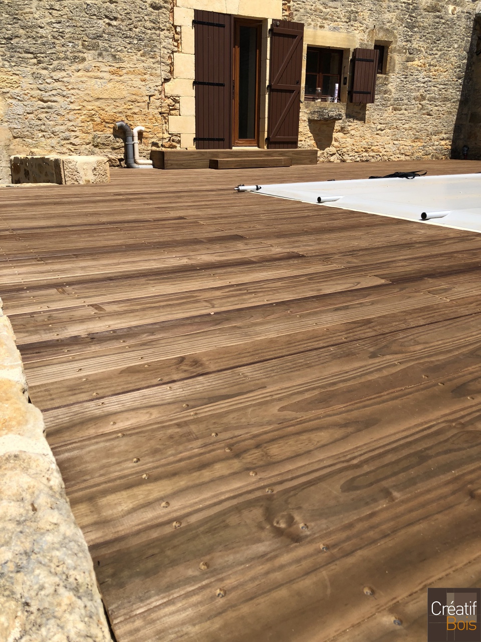 Plage de piscine en Pin de Caroline - ARCHIGNAC - 24 Dordogne Plage de piscine en Pin de Caroline - ARCHIGNAC - 24 Dordogne