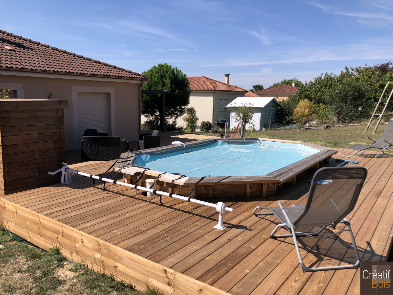 Plage de piscine autour d'une piscine Hors Sol en Pin Rouge du Nord Plage de piscine autour d'une piscine Hors Sol en Pin Rouge du Nord