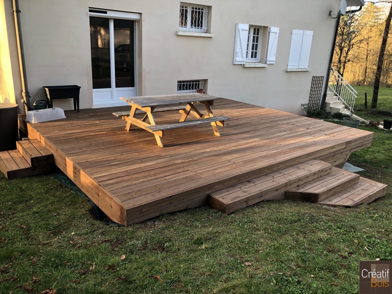 Structure Autoportante avec Escaliers en Pin Rouge du Nord - COSNAC - 19 Corrèze Structure Autoportante avec Escaliers en Pin Rouge du Nord - COSNAC - 19 Corrèze