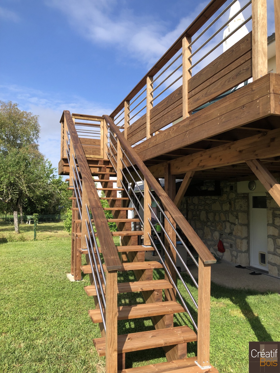 Escalier avec portillon devant une terrasse sur poteau - MALEMORT - 19 Corrèze Escalier avec portillon devant une terrasse sur poteau - MALEMORT - 19 Corrèze