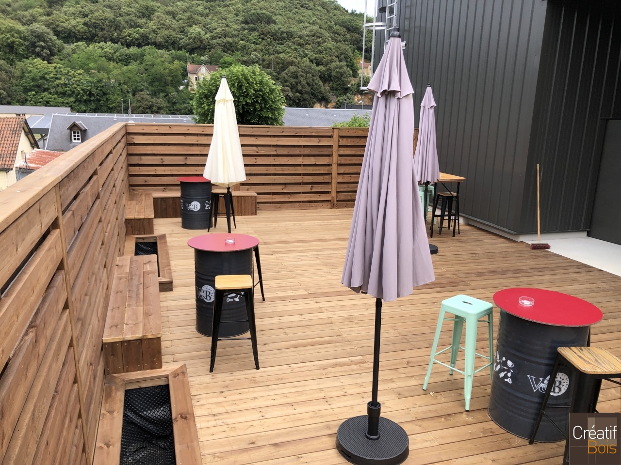Terrasse en Bois avec Palissade en Pin Rouge du Nord Bacs à Fleurs et Bancs au V&B de SARLAT 24 - Dordogne Terrasse en Bois avec Palissade en Pin Rouge du Nord Bacs à Fleurs et Bancs au V&B de SARLAT 24 - Dordogne