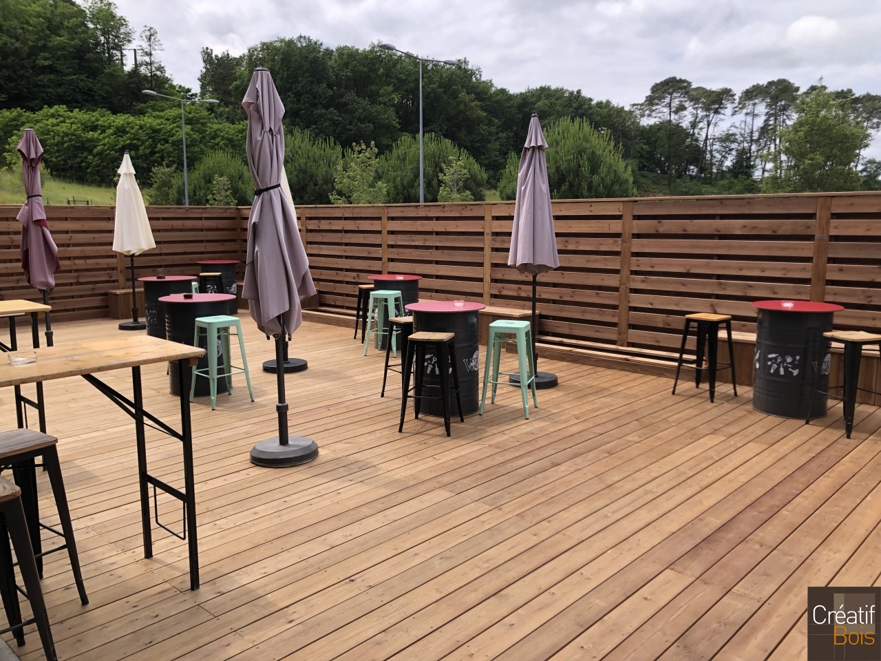 Terrasse en Bois avec Palissade en Pin Rouge du Nord Bacs à Fleurs et Bancs au V&B de SARLAT 24 - Dordogne Terrasse en Bois avec Palissade en Pin Rouge du Nord Bacs à Fleurs et Bancs au V&B de SARLAT 24 - Dordogne