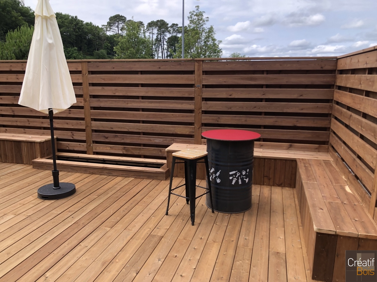 Terrasse en Bois avec Palissade en Pin Rouge du Nord Bacs à Fleurs et Bancs au V&B de SARLAT 24 - Dordogne Terrasse en Bois avec Palissade en Pin Rouge du Nord Bacs à Fleurs et Bancs au V&B de SARLAT 24 - Dordogne