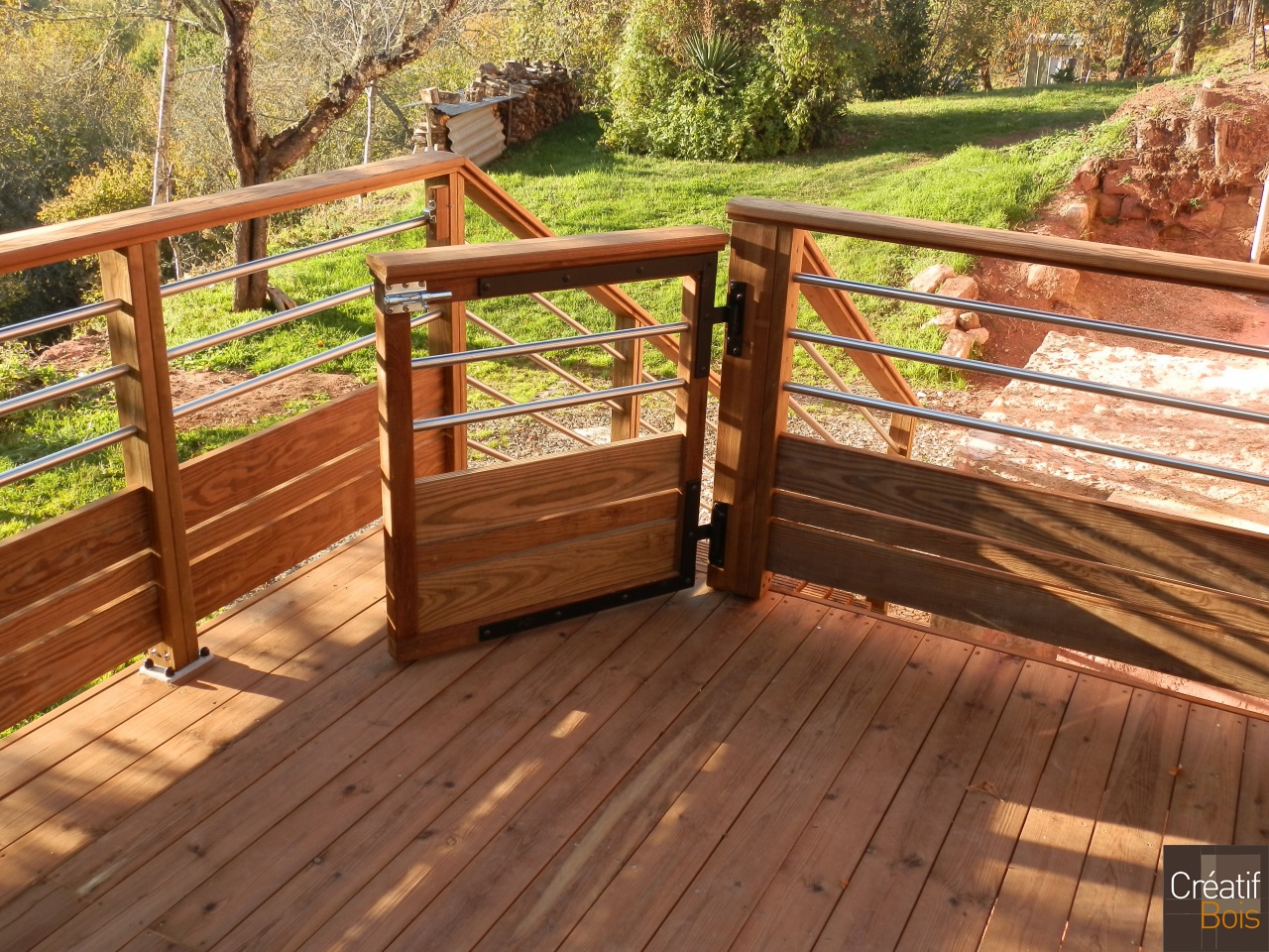 Portillon garde-corps "Corréza" sur terrasse en Pin Rouge du Nord Portillon garde-corps "Corréza" sur terrasse en Pin Rouge du Nord