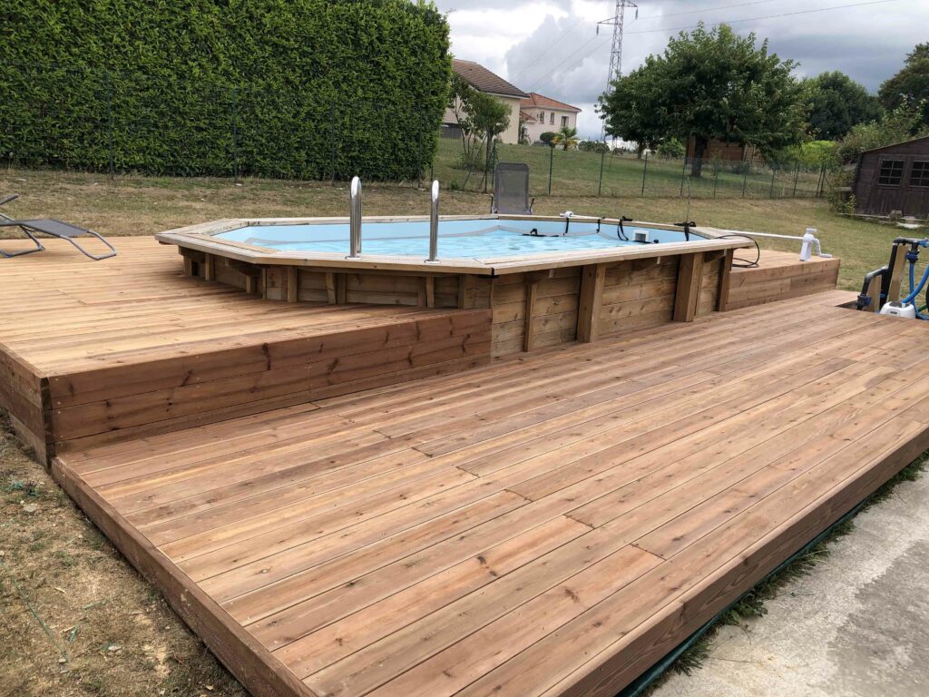 terrasse en bois et plage de piscine à Boisseuil en Haute-Vienne